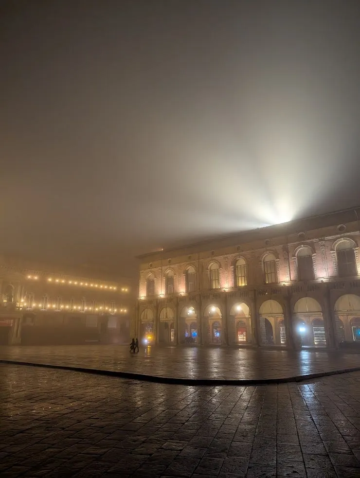 Piazza Maggiore d'inverno con la nebbia